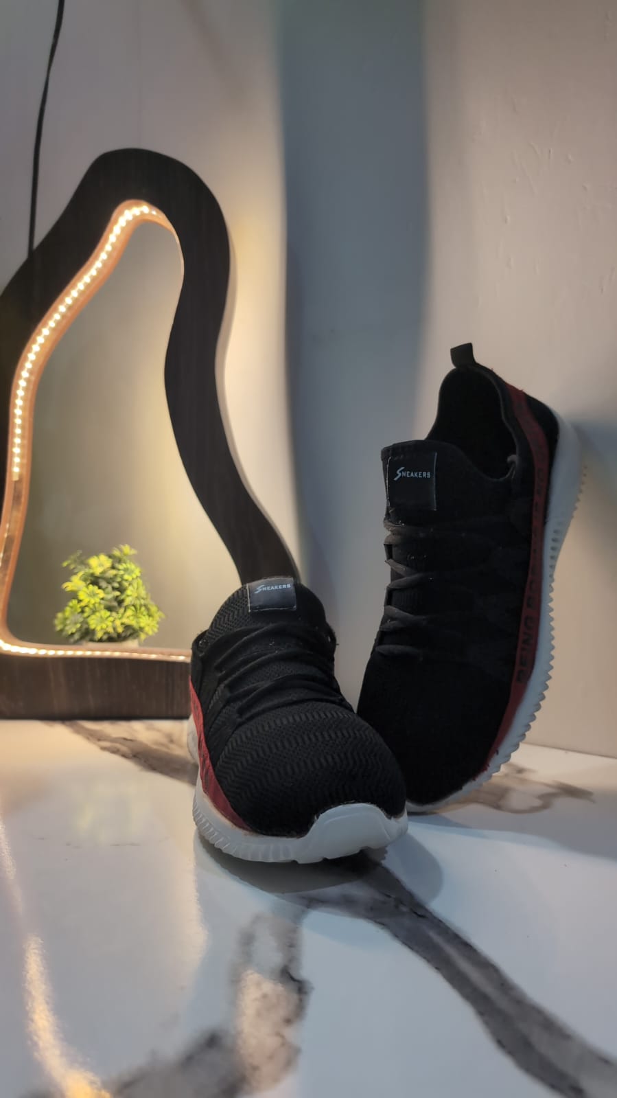 sneakers black red image 3